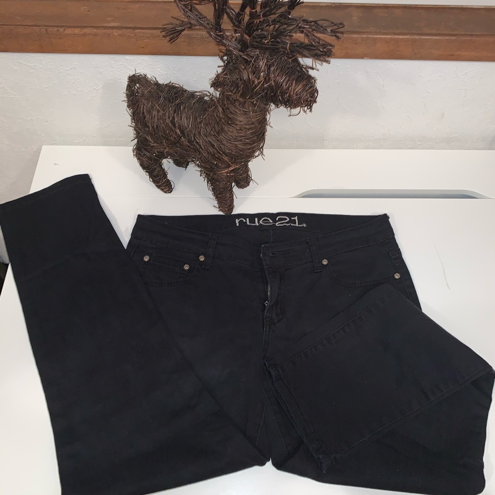 🔹RUE21 Black Embroidered Pocket Curvy Jeans